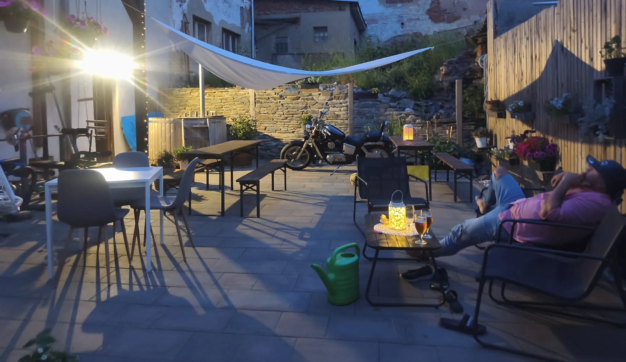 Večerní dvůr penzionu U Fandy